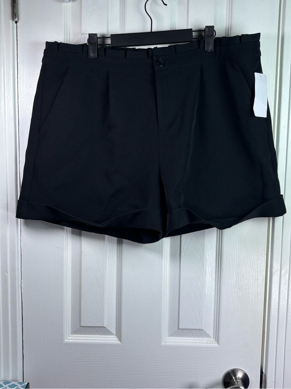 VENUS Black Women's Flat-Front Cuffed Dress Shorts - Picture 4 of 14